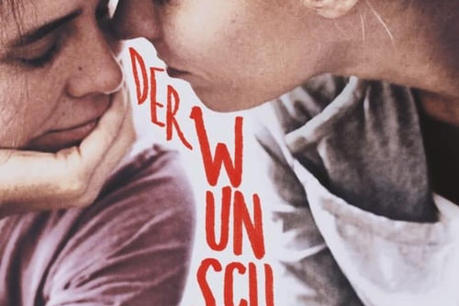 Das Filmplakat für den Dokumentarfilm „Der Wunsch“ zeigt zwei Frauen, deren Gesichter sich berühren.