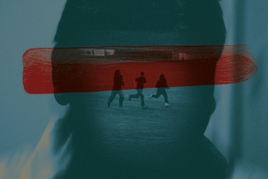 Das Filmplakat für „Die Schlinge“ zeigt drei rennende Personen vor dem Profil eines Gesichts.