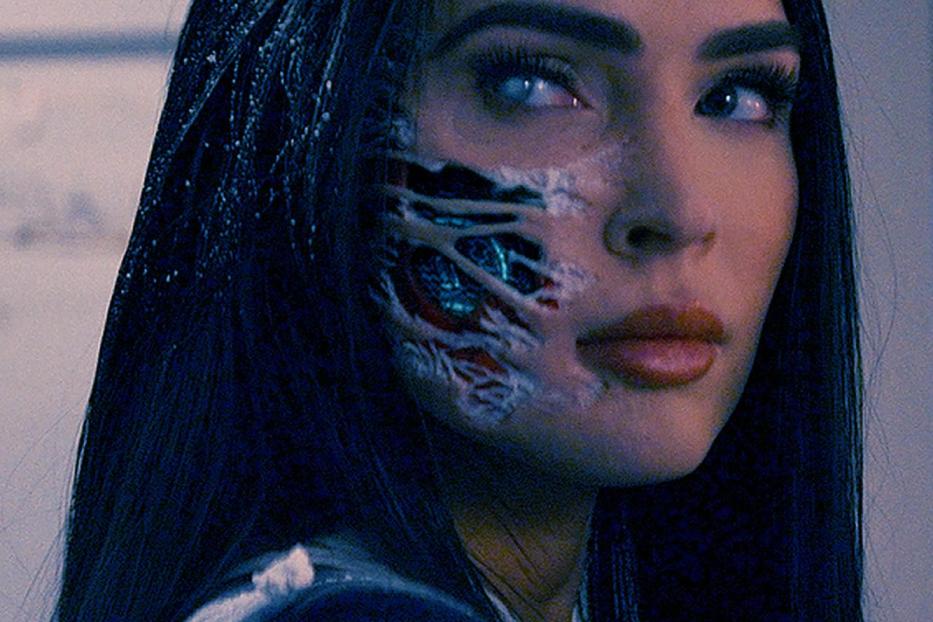 Megan Fox im Film „Subservience“ mit einer Roboter-Gesichtshälfte.