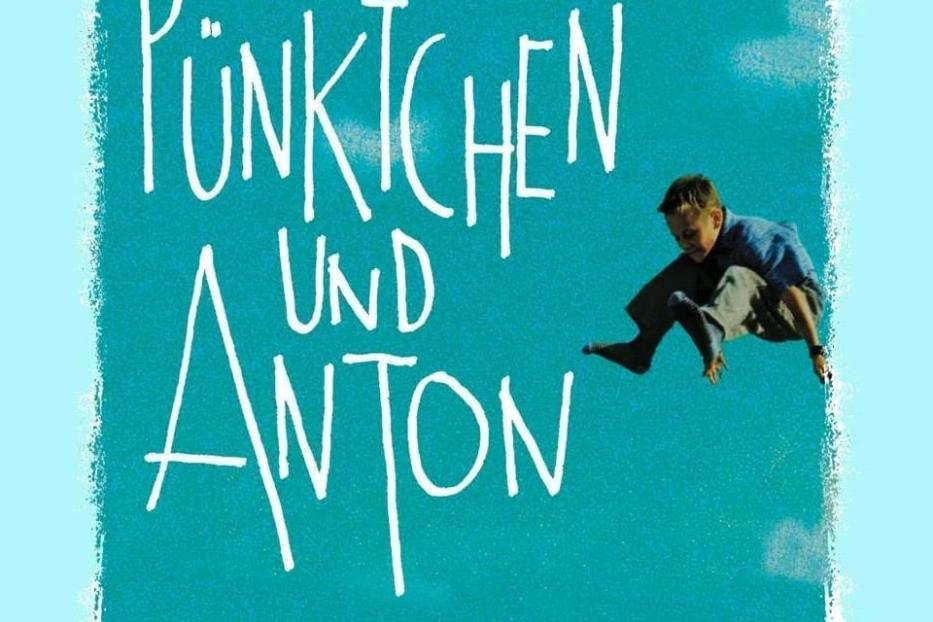 Das Filmplakat für „Pünktchen und Anton“ zeigt zwei Kinder, die vor einem türkisfarbenen Hintergrund springen.