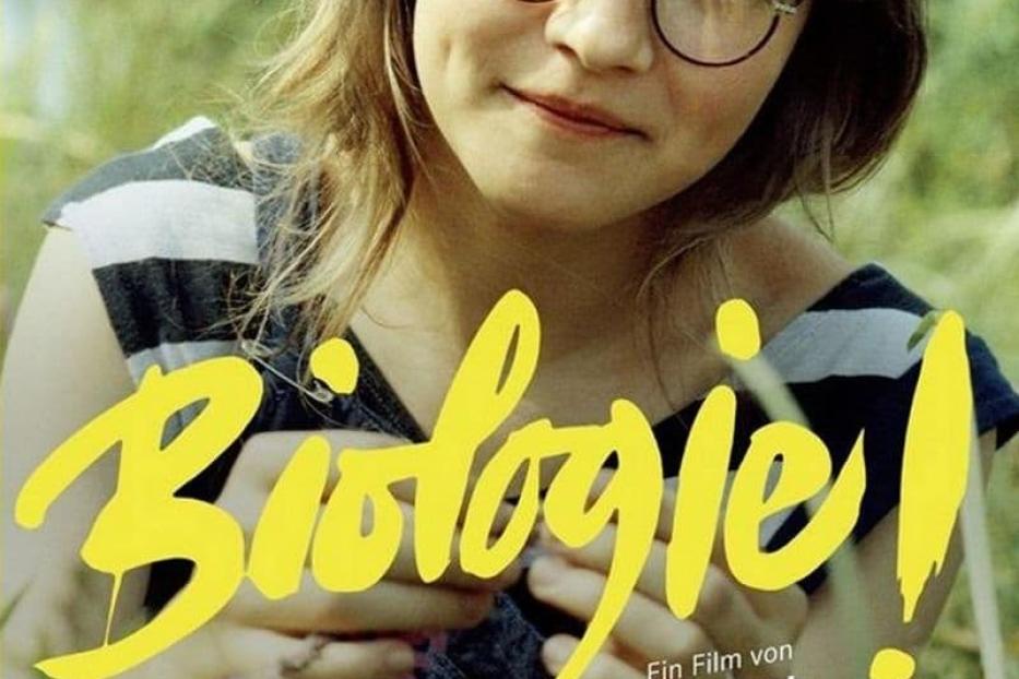 Das Filmplakat für „Biologie!“ zeigt eine junge Frau mit Brille.