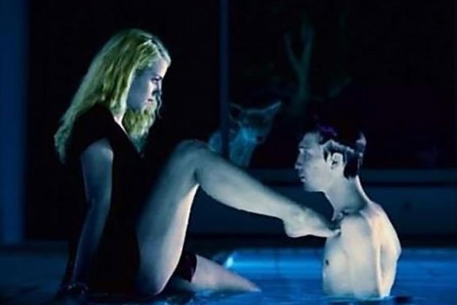 Das Filmplakat für „Freischwimmer“ zeigt eine Frau, die einen Mann im Schwimmbad berührt.