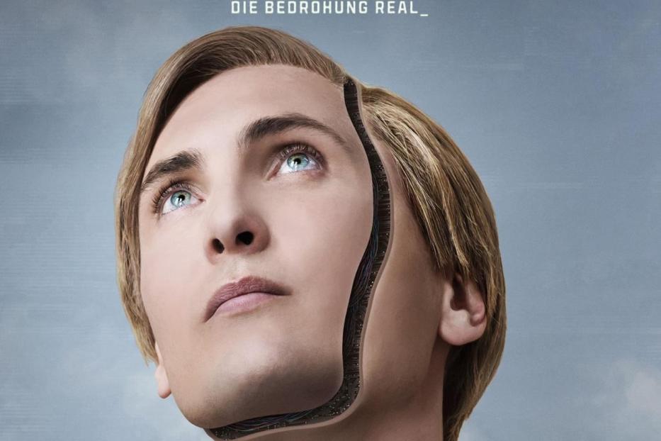 Das Filmplakat für „T.I.M.“ zeigt einen Mann, dessen Gesicht teilweise durch Maschinenteile ersetzt ist.