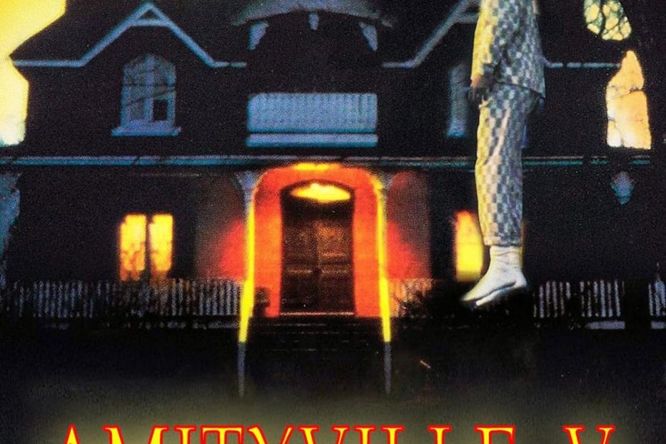 Ein Mann hängt vor einem Haus im Stil des Filmplakats „Amityville V: Der Fluch“.