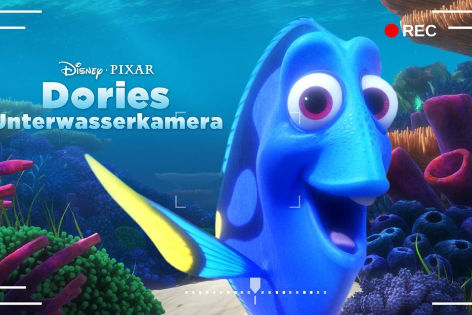 Dorie, der blaue Fisch aus dem Film „Findet Dorie“, vor einer Unterwasserkamera.