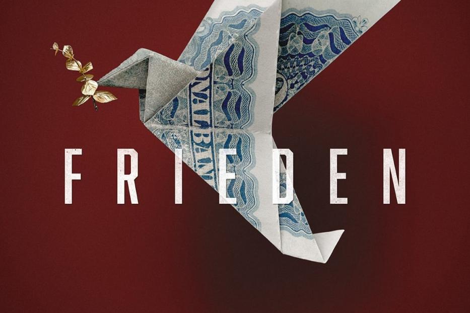 Ein Origami-Friedenstaube aus Papier mit einem goldenen Olivenzweig vor rotem Hintergrund.