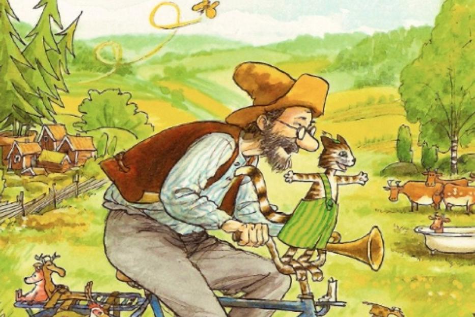 Pettersson und Findus fahren mit einem Fahrrad durch eine ländliche Szene.