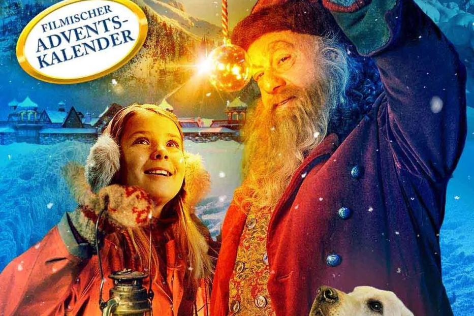 Das Cover des Films „Schneewelt: Das Geheimnis vom wirklich wahren Weihnachtsmann“ zeigt ein Mädchen, den Weihnachtsmann und einen Hund.