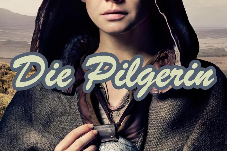 Eine junge Frau in Pilgerkleidung hält eine Feldflasche vor einem wüstenartigen Hintergrund.