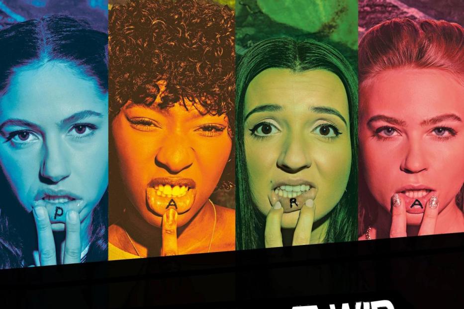 Das Poster für „Para – Wir sind King“ zeigt vier junge Frauen mit aufgemalten Buchstaben auf den Fingern.