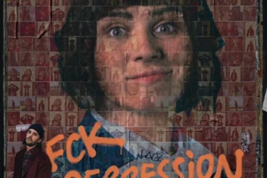 Ein Mann steht vor einem Plakat der Band „The Mopes“ mit dem Slogan „FCK DEPRESSION“.