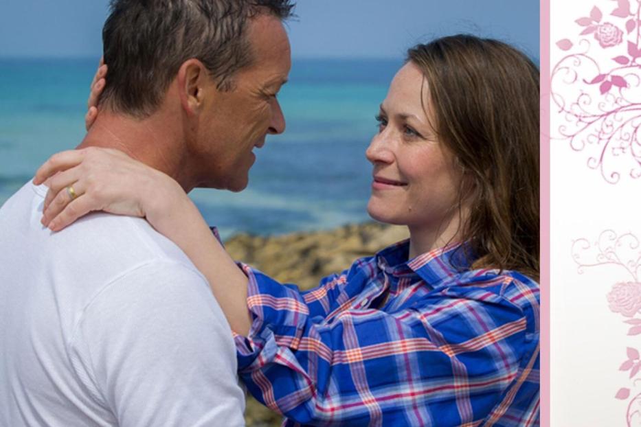 Cover des Rosamunde Pilcher Films „Zu hoch geflogen“ mit einem Paar am Strand.