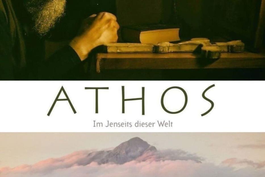 Das Filmplakat für „Athos“ zeigt einen Mönch im Gebet und eine Landschaft des heiligen Berges Athos.