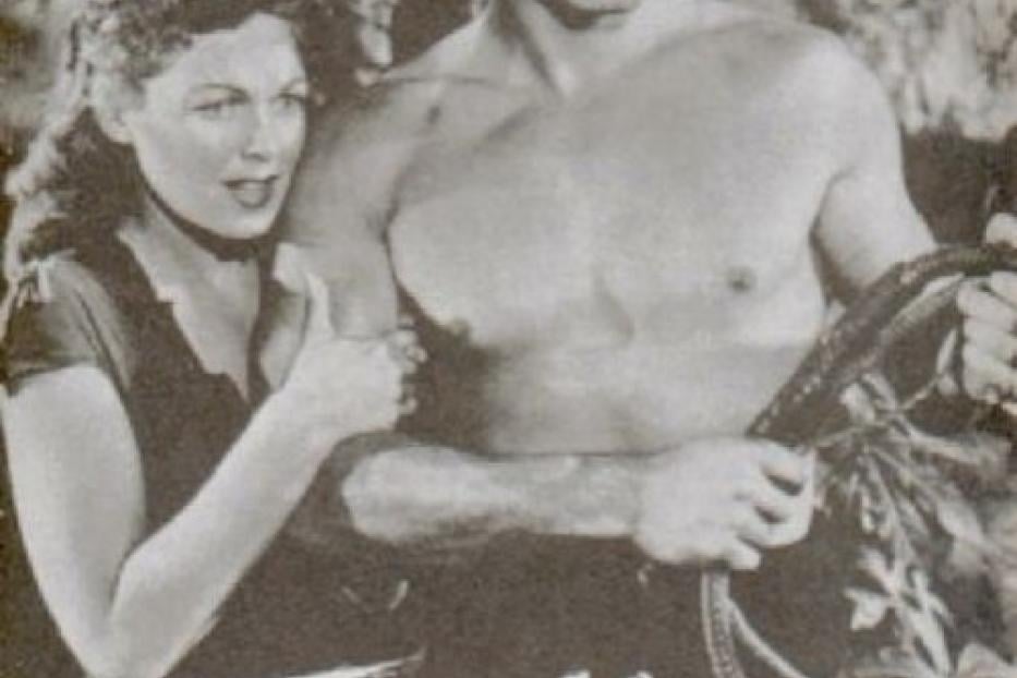 Ein Filmposter für „Tarzan bricht die Ketten“ mit Tarzan und einer Frau.