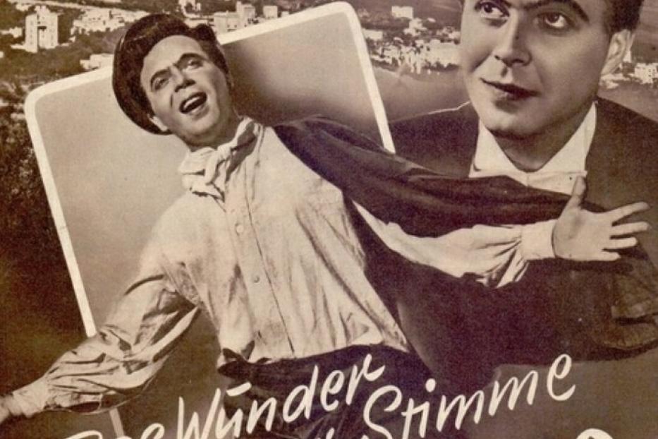 Plakat für „Das Wunder einer Stimme – Enrico Caruso“ vor der Kulisse von Neapel.