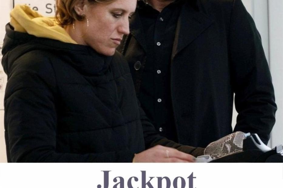 Szene mit Claudia Michelsen und Wolfram Koch aus dem Film „Jackpot“.