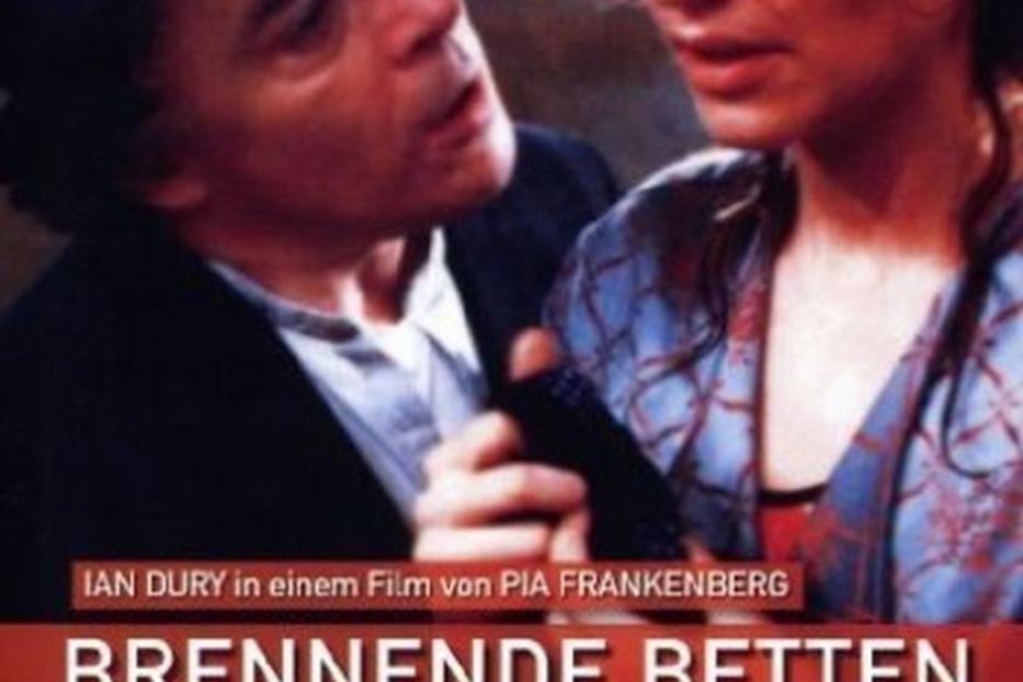 Das Filmplakat für „Brennende Betten“ mit Ian Dury und Pia Frankenberg.