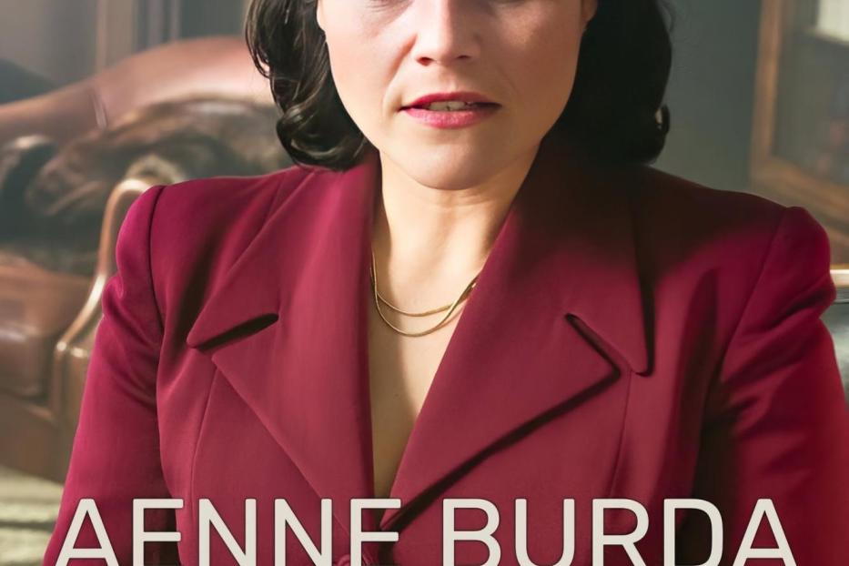 Porträt von Aenne Burda, der „Wirtschaftswunderfrau“, mit Dokumenten in der Hand.