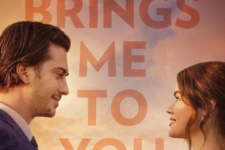 Ein Mann und eine Frau stehen sich vor dem Hintergrund des Films „Which Brings Me to You“ gegenüber.