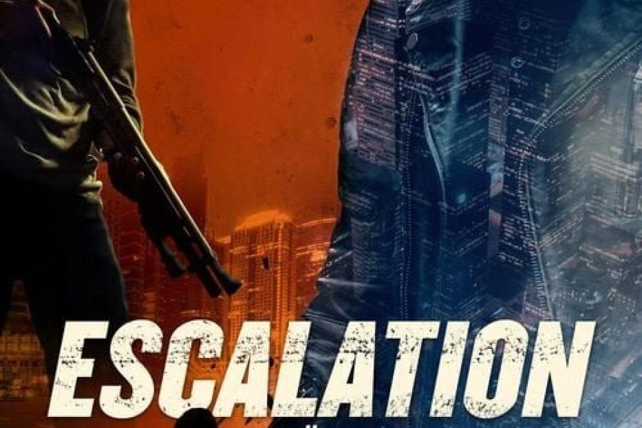 Das Filmplakat für „Escalation: Tödliche Bedrohung“ zeigt zwei bewaffnete Männer vor einer Stadtkulisse.