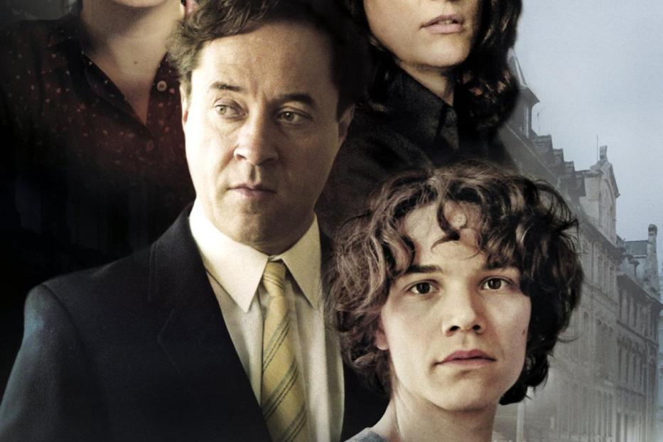 Das Filmplakat für „Der Turm“ zeigt vier Personen vor einer Stadtkulisse.