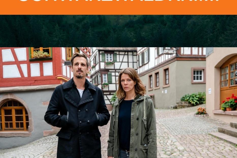Das Filmplakat für „Schwarzwaldkrimi“ zeigt zwei Ermittler vor Fachwerkhäusern.