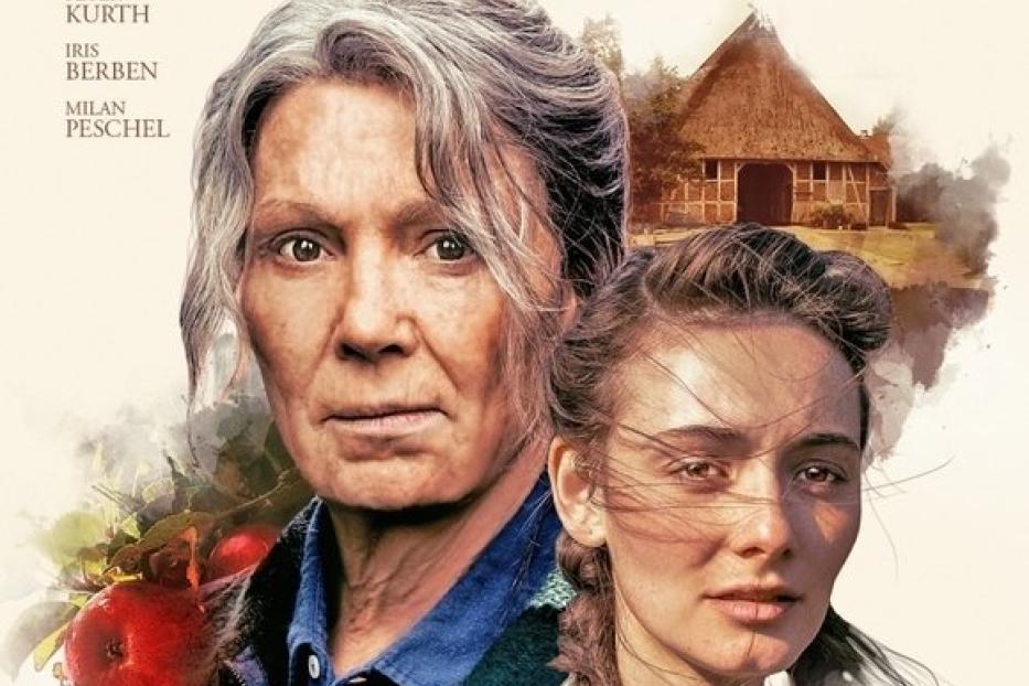 Das Filmplakat für „Altes Land“ zeigt zwei Frauen vor einem alten Bauernhaus.