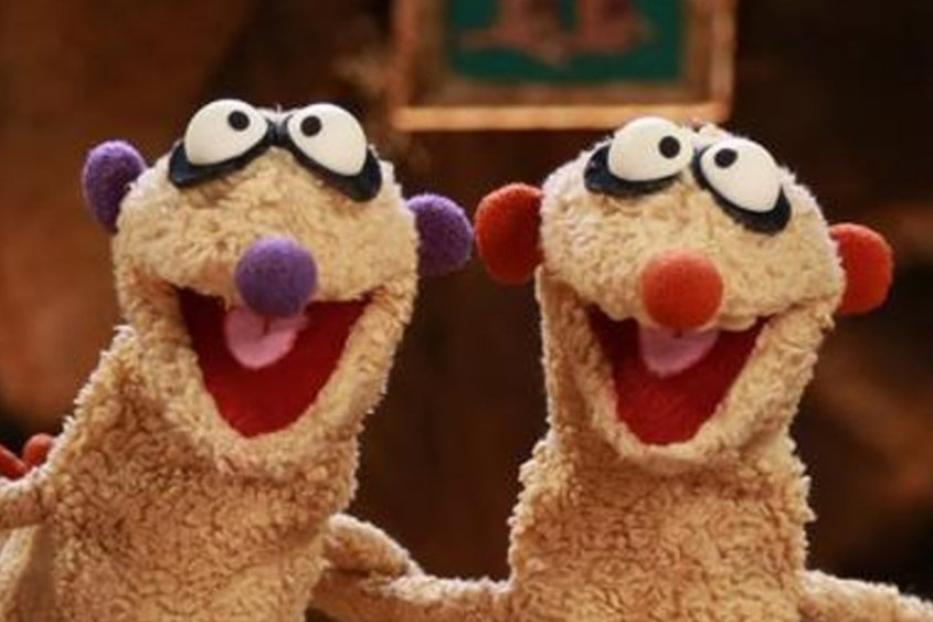 Zwei Doozer-Puppen aus der „Fraggle Rock“-Serie stehen nebeneinander.