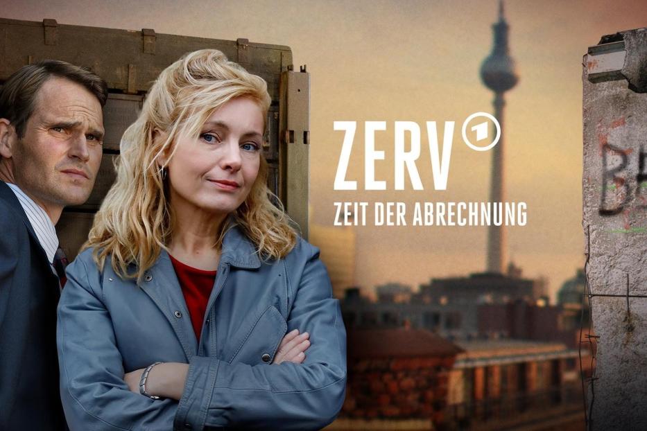 Das Filmplakat zu „ZERV – Zeit der Abrechnung“ zeigt zwei Personen vor der Berliner Mauer.