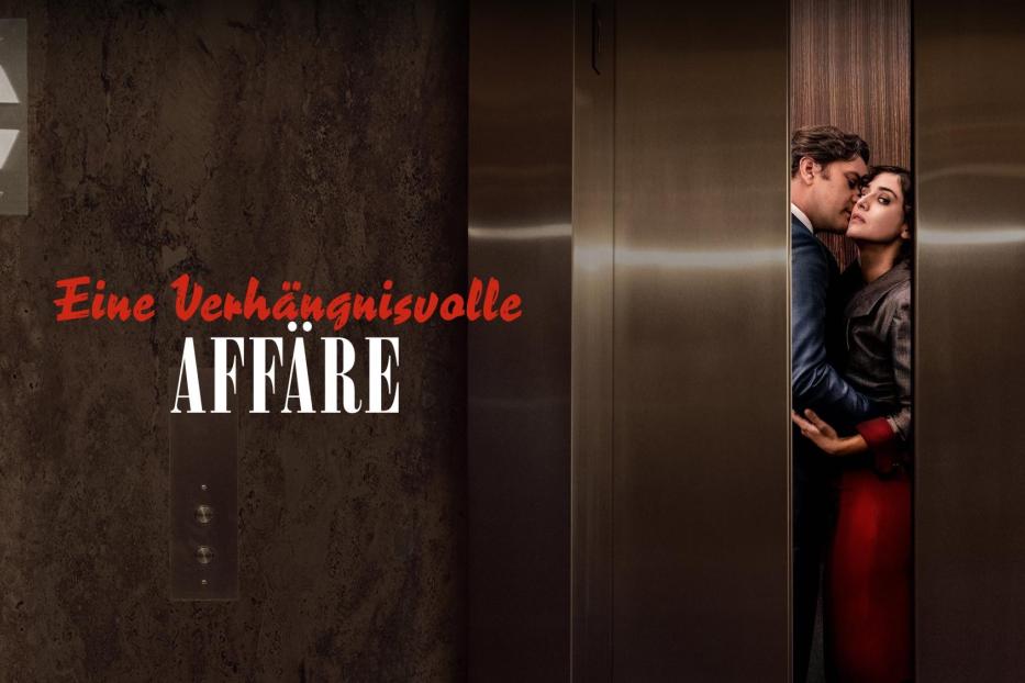 Ein Paar umarmt sich in einem Aufzug; Filmposter für „Eine Verhängnisvolle Affäre“.