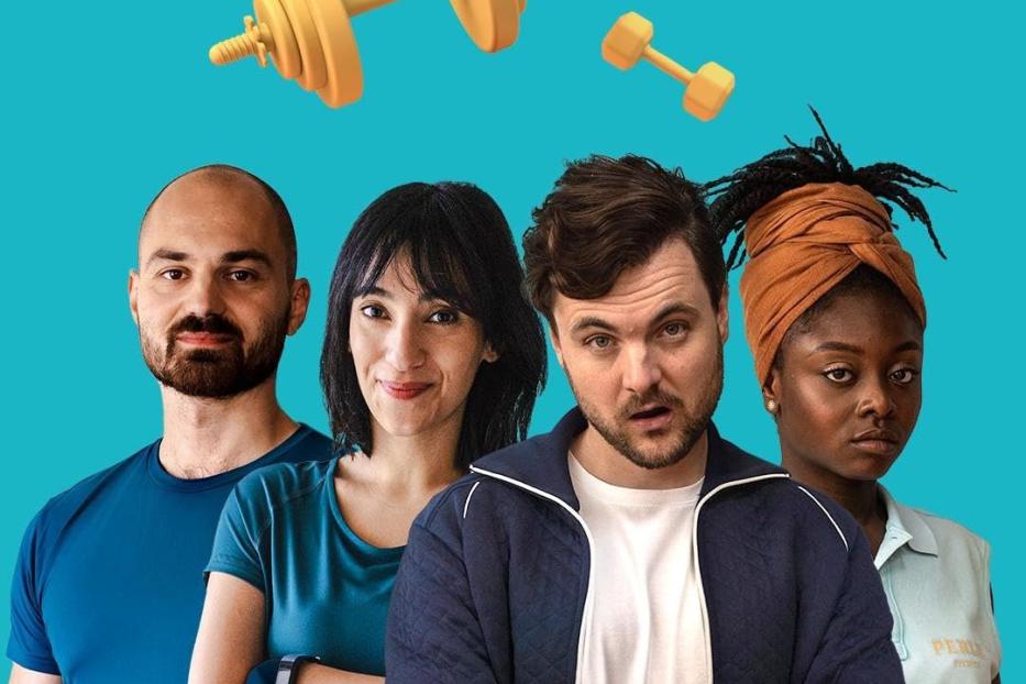 Das Filmplakat für „Sweat“ zeigt vier Personen und gelbe Hanteln vor einem türkisfarbenen Hintergrund.