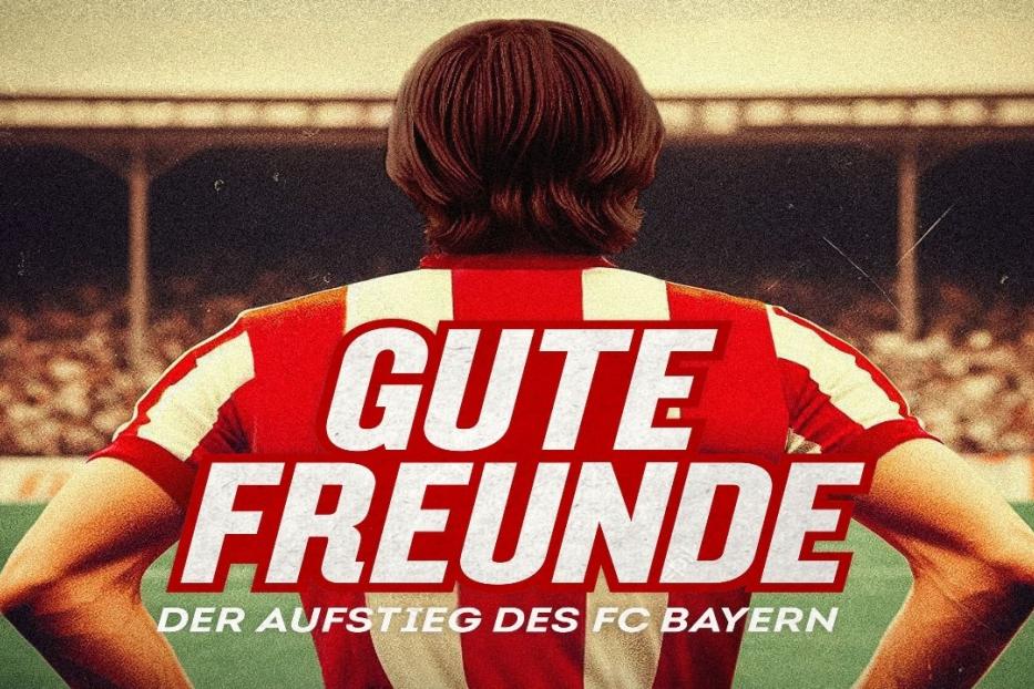 Ein Fußballspieler des FC Bayern München steht auf dem Rasen.