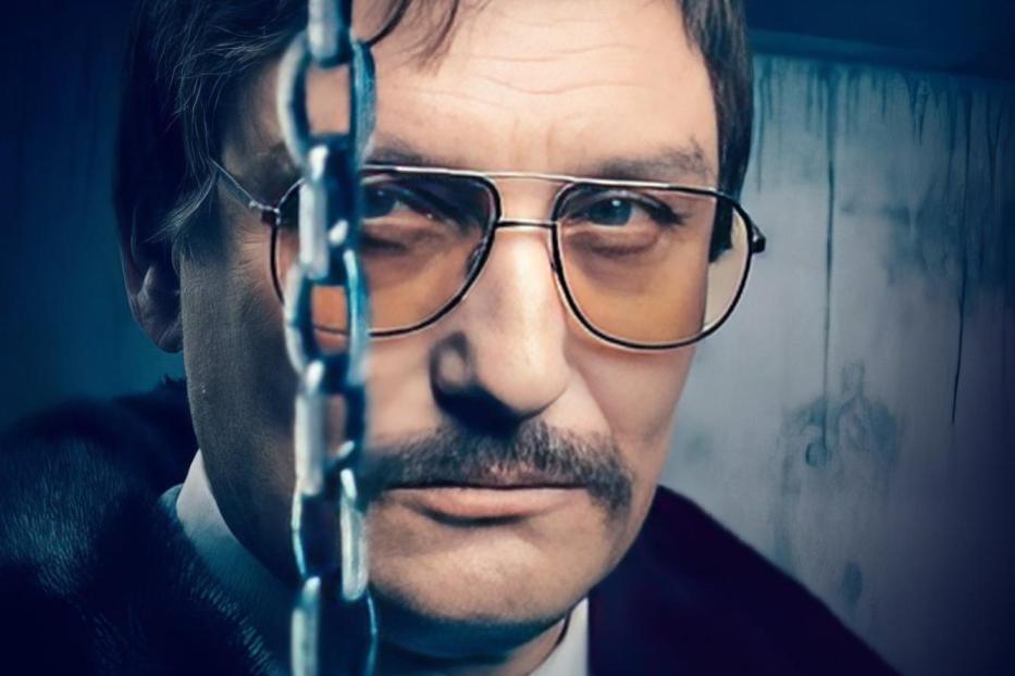 Das Filmplakat für „German Crime Story: Gefesselt“ zeigt einen Mann mit Brille hinter einer Kette.