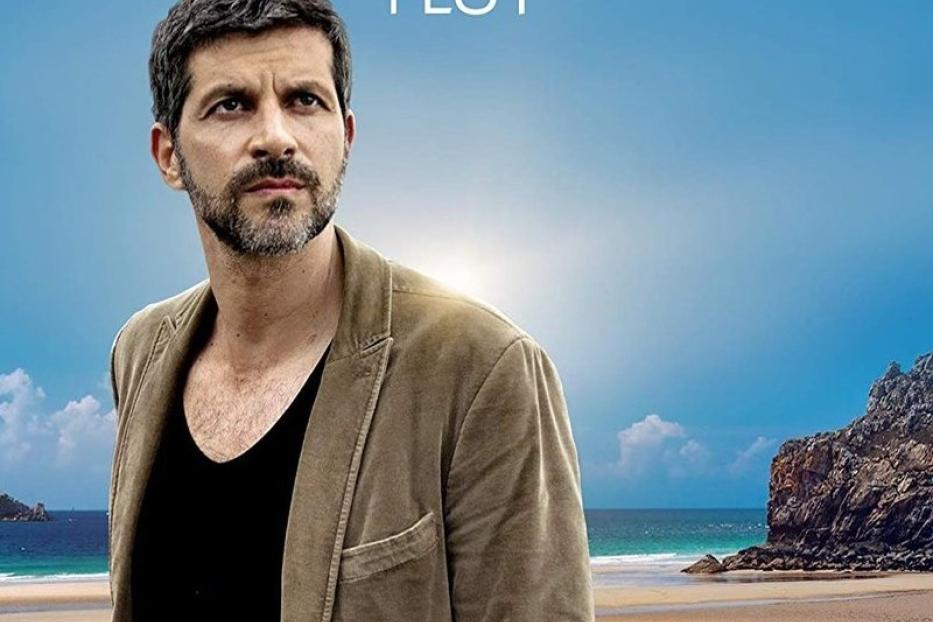 Das Cover von „Kommissar Dupin – Bretonische Flut“ zeigt Kommissar Dupin vor einer Küstenlandschaft.