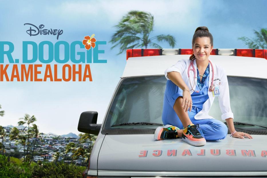 Promo-Bild für „Doogie Kamealoha, M.D.“ mit der Hauptdarstellerin auf der Motorhaube eines Krankenwagens.