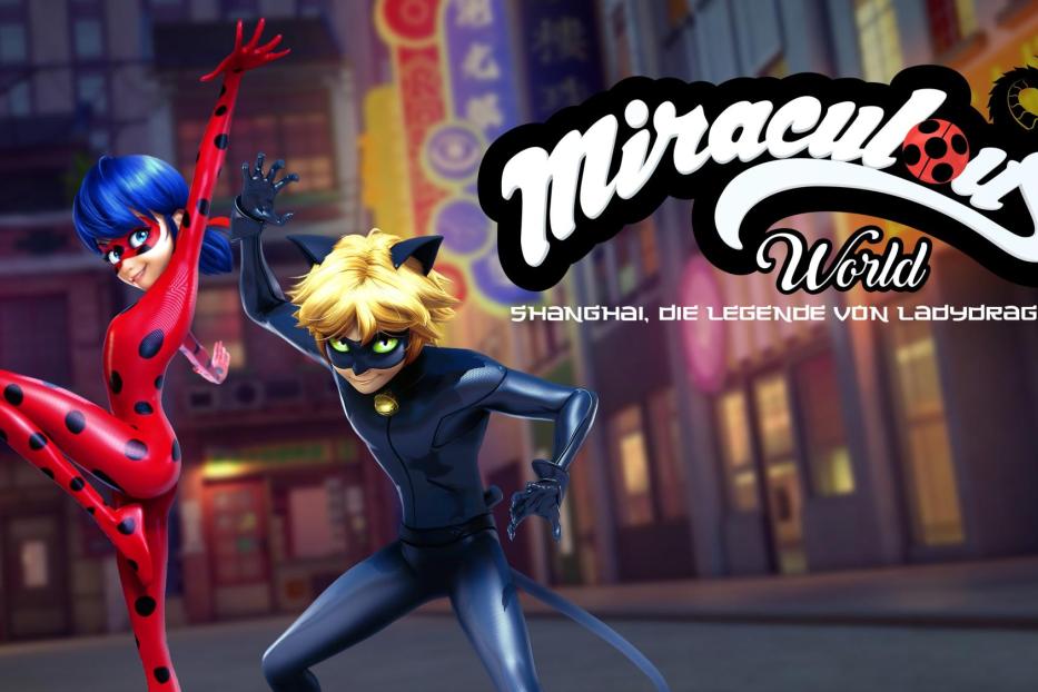 Ladybug und Cat Noir posieren vor dem Hintergrund von „Miraculous World: Shanghai, die Legende von Lady Dragon“.