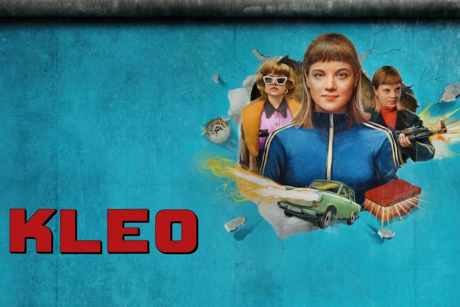 Das Poster für die Netflix-Serie „Kleo“ zeigt eine Agentin und weitere Charaktere vor einem Trabant.