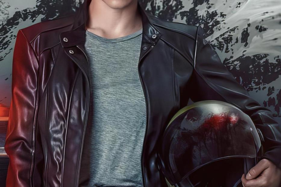 Eine Frau in Lederjacke hält einen Motorradhelm vor einer Bergkulisse; Filmposter „Totenfrau“.