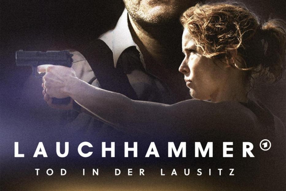 Das Filmplakat zu „Lauchhammer – Tod in der Lausitz“ zeigt einen Mann und eine Frau mit einer Pistole.