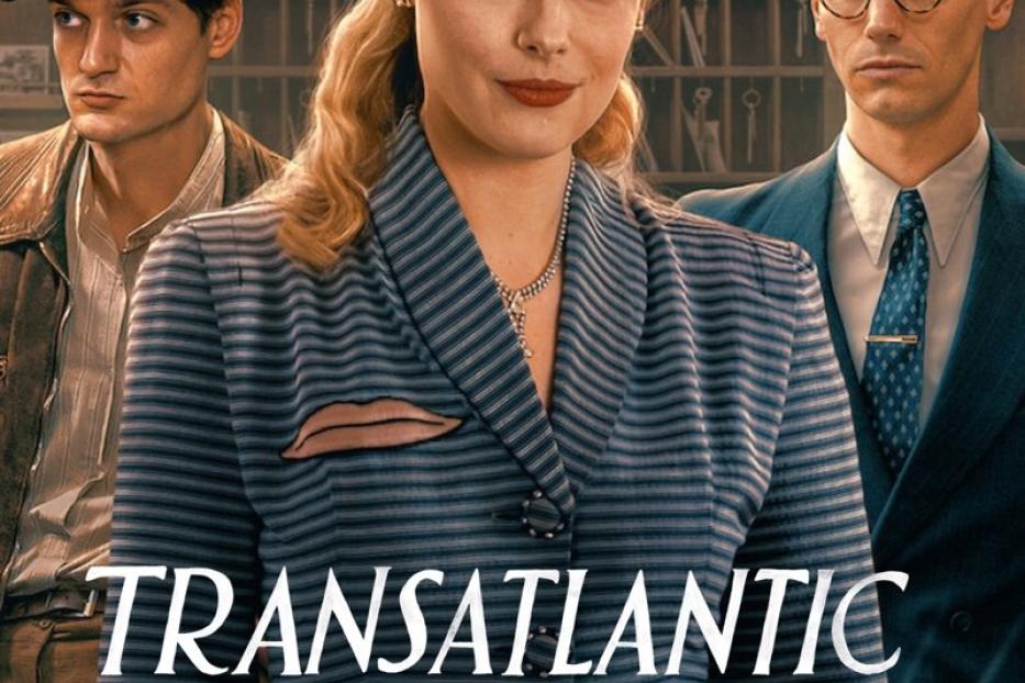 Das Filmplakat zu „Transatlantic“ zeigt drei Personen in Kleidung der 1940er Jahre.