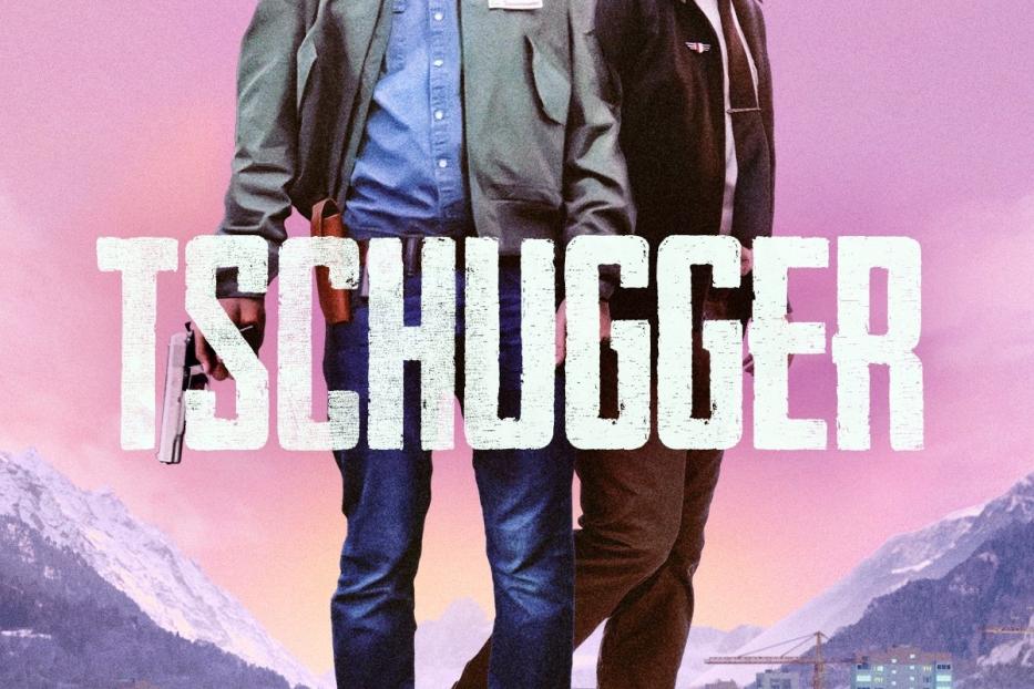 Das Filmplakat zu „Tschugger“ zeigt zwei Männer vor einer Stadtkulisse und Bergen.