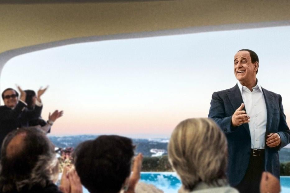 Das Filmplakat für „Loro – Die Verführten“ zeigt Silvio Berlusconi vor applaudierenden Menschen.