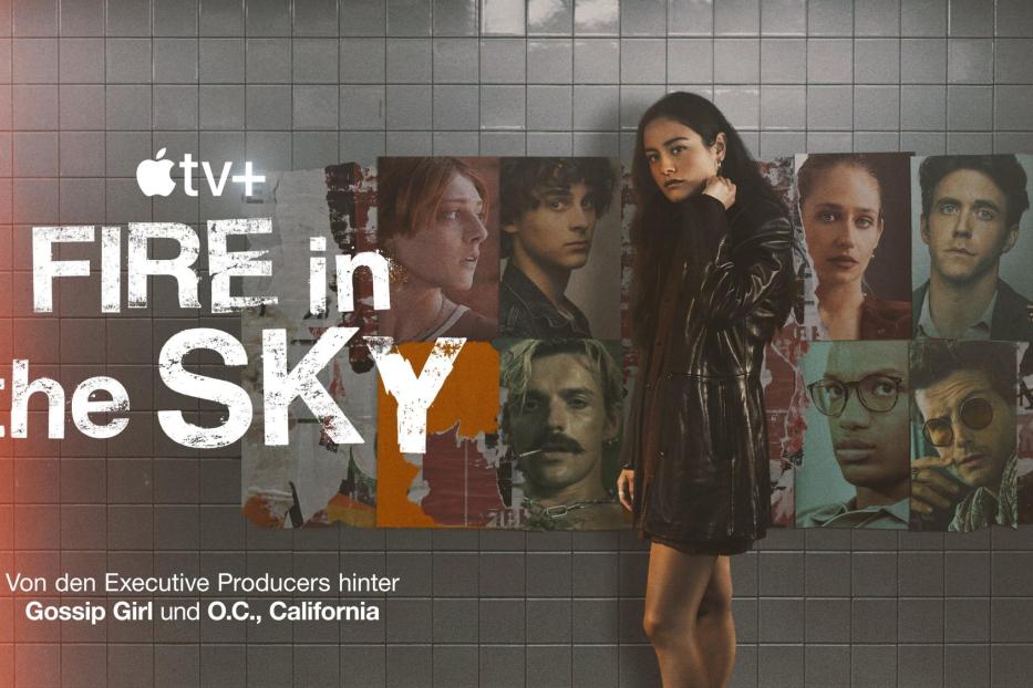 Werbeplakat für die Apple TV+ Serie „Fire in the Sky“ mit einer jungen Frau im Vordergrund.