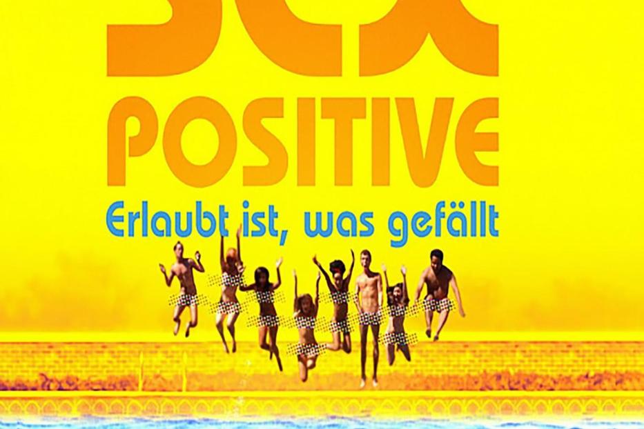 Das Cover des Films „Sex Positive“ zeigt Menschen am und im Pool.