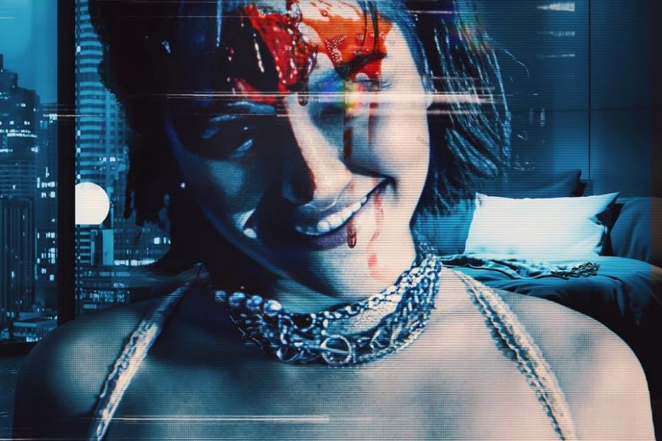 Das Filmplakat für „Iconic: Dem Wahnsinn verfallen“ zeigt eine lächelnde Frau mit Blut im Gesicht.