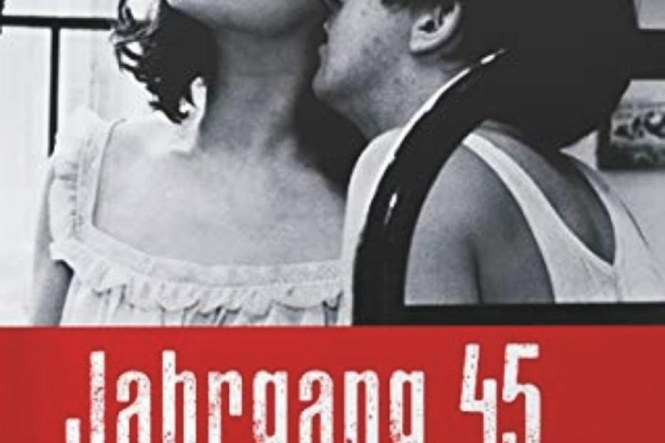 Das Filmplakat für „Jahrgang 45“ zeigt eine Schwarzweißaufnahme eines Paares.
