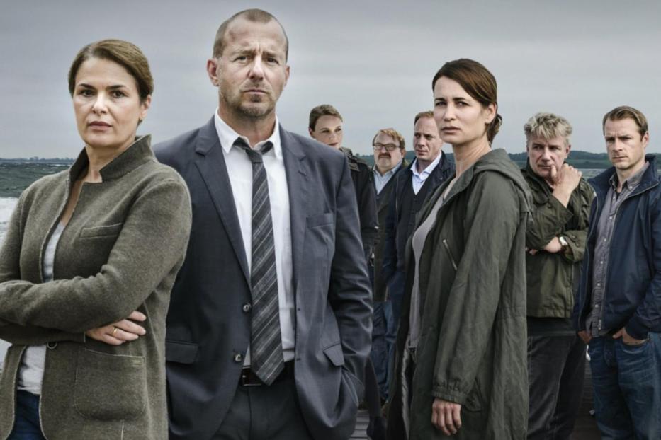 Das Filmplakat für „Tod eines Mädchens“ zeigt die Hauptdarsteller vor einer düsteren Küstenlandschaft.