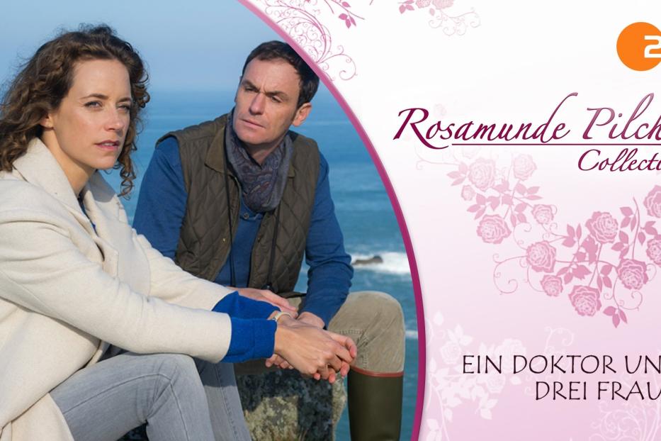 Eine Frau und ein Mann sitzen an der Küste, im Hintergrund das Meer.