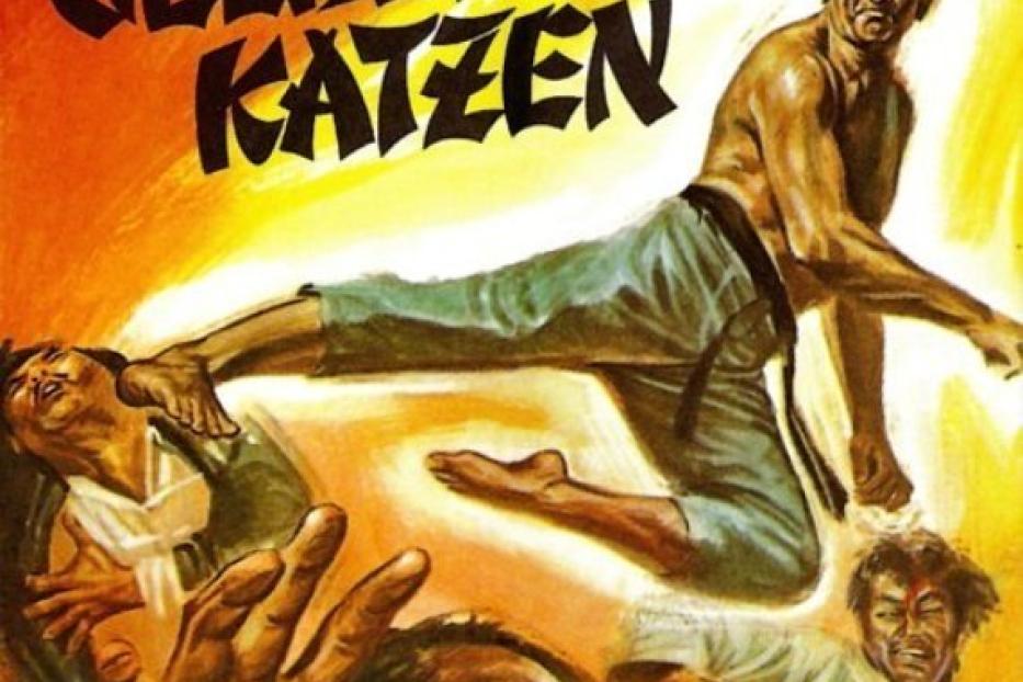 Ein Mann springt in der Luft, um seine Gegner im Film „In der Gewalt der gelben Katzen“ zu bekämpfen.