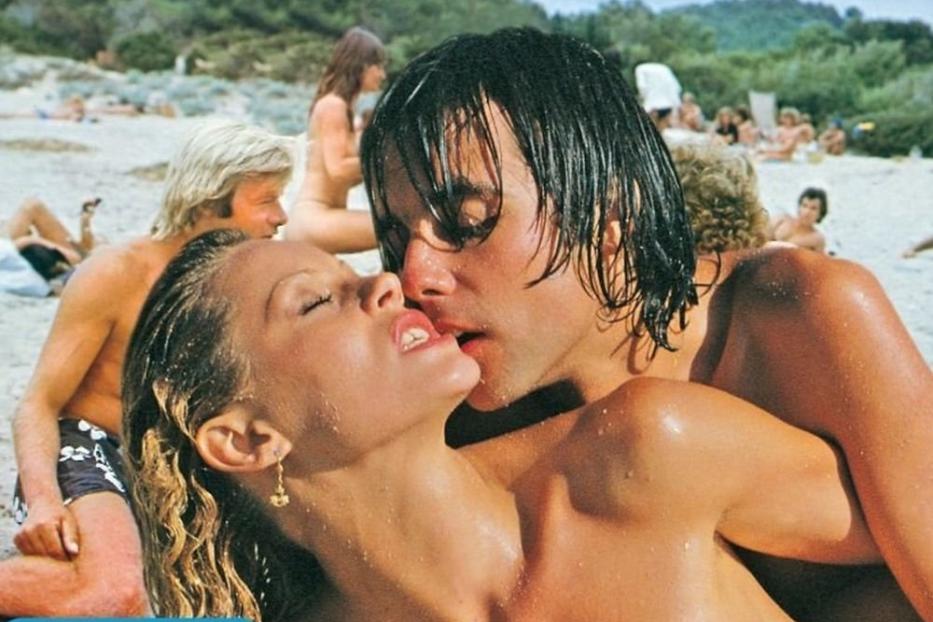 Das Filmplakat für „Summer Night Fever“ zeigt eine Liebesszene am Strand.